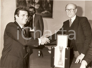 Fotografia d epoca originale 1980 ca Renato DELLA VALLE riceve PREMIO CHEVRON Bruno PIZZUL Fotografia 1