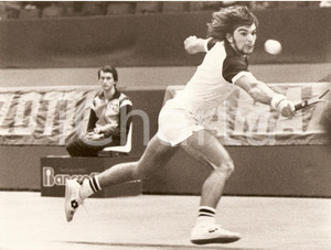 Fotografia d epoca originale 1980 circa SUDAFRICA Tennis Johan KRIEK durante match Sponsor LOTTO Fotografia 1