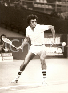 Fotografia d epoca originale 1980 ca ARGENTINA Tennis JosÃ© Luis CLERC durante match Sponsor LACOSTE Foto 1