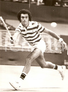 Fotografia d epoca originale 1980 ca ARGENTINA Tennis José Luis CLERC durante un match Sponsor LACOSTE Foto 1