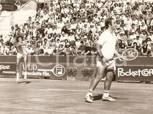 Fotografia d epoca originale 1980 ca TENNIS Adriano PANATTA Paolo BERTOLUCCI Sponsor POCKET COFFEE Fotografia 1
