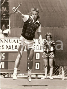 Fotografia d epoca originale 1980 ca NUOVA ZELANDA Tennis Chris LEWIS durante match Sponsor ELLESSE Foto 1