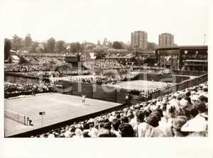 Fotografia d epoca originale 1980 ca INGHILTERRA Tennis WIMBLEDON pubblico assiste ai match Panoramica Foto 1