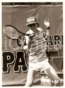 Fotografia d epoca originale 1985 ca BRASILE Tennis Jaime ONCINS durante un match Sponsor CAMPARI Fotografia 1