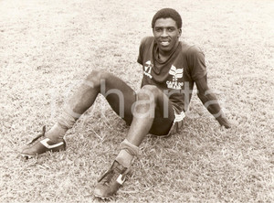 Fotografia d epoca originale 1980 ca CALCIO Paulo ISIDORO riposa dopo allenamento BRASILE  Foto 1 1