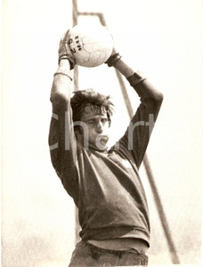 Fotografia d epoca originale 1980 ca INGHILTERRA Calcio Joe CORRIGAN parata durante allenamento Fotografia 1