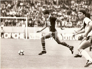Fotografia d epoca originale 1981 PARIS SAINTGERMAIN Calcio FRANCIA Ivica SURJAK durante partita Fotografia 1