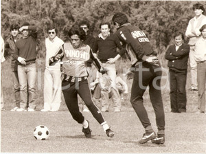 Fotografia d epoca originale 1980 circa INTER Calcio Graziano BINI pressing su BUGRE Allenamento Fotografia 1