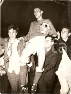 Fotografia d epoca originale 1965 circa JUGOSLAVIA Calcio Dragan DZAJIC festeggia vittoria Fotografia 1