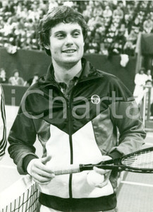 Fotografia d epoca originale 1980 ca TENNIS Ritratto Gene MAYER maglia Sergio TACCHINI Fotografia 1