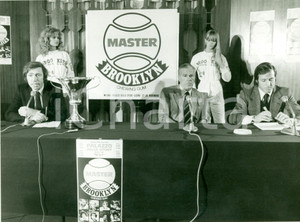 Fotografia d epoca originale 1980 MILANO Tennis Carlo DELLA VIDA Presenta Master BROOKLYN Chewing Gum Foto 1