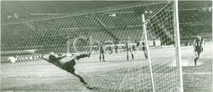 Fotografia d epoca originale 1973 URUGUAY Calcio PENAROL LIVERPOOL Ferdinando MORENA tira in rete Fotografia 1