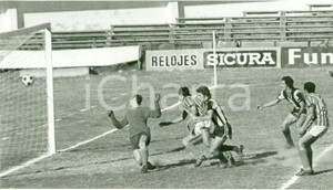 Fotografia d epoca originale 1973 URUGUAY Calcio Ferdinando MORENA tira in rete Fotografia 1
