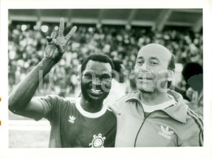 Fotografia d epoca originale 1980 ca CALCIO Nazionale CAMERUN Roger MILLA con allenatore Branco ZUTIC Foto 1