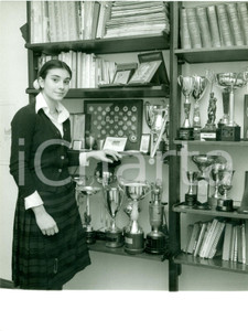 Fotografia d epoca originale 1980 ca TENNIS Campionessa Emanuela ZONI mostra trofei Fotografia 1