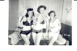 Fotografia d epoca originale 1965 ca USA  EROTICA VINTAGE Sexy women posing with fans PHOTO 1