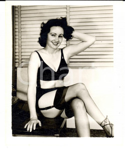 Fotografia d epoca originale 1965 ca USA  EROTICA VINTAGE Woman showing black garter PHOTO 1