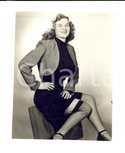 Fotografia d epoca originale 1965 ca USA  EROTICA VINTAGE Married woman showing garter PHOTO 1