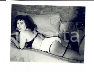 Fotografia d epoca originale 1960 EROTICA VINTAGE Woman on a sofa with fishnets PHOTO 1