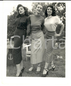 Fotografia d epoca originale 1965 ca USA  EROTICA VINTAGE Three women posing in a garden PHOTO 1