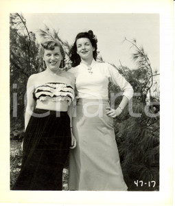 Fotografia d epoca originale 1965 ca USA  EROTICA VINTAGE Housewives posing in wild nature PHOTO 1