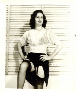 Fotografia d epoca originale 1965 ca USA  EROTICA VINTAGE Woman posing with black stockings PHOTO 1