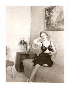 Fotografia d epoca originale 1965 ca USA  EROTICA VINTAGE Mature woman showing bra in her apartment PHOTO 1
