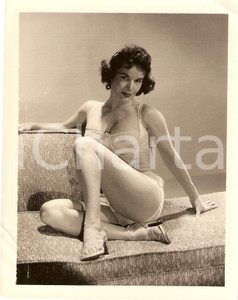 Fotografia d epoca originale 1965 ca USA  EROTICA VINTAGE Mature woman showing sandal with high heels PHOTO 1