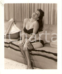 Fotografia d epoca originale 1965 ca USA  EROTICA VINTAGE Hot pinup in a sexy smile on a couch PHOTO 1