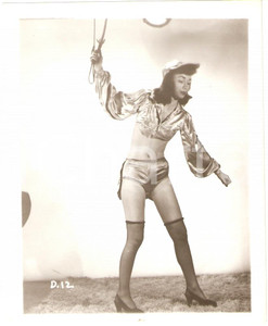 Fotografia d epoca originale 1965 ca USA  EROTICA VINTAGE Cowgirl cracking her whip on furry carpet PHOTO 1