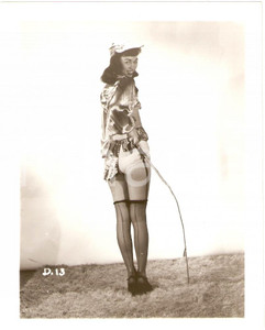 Fotografia d epoca originale 1965 ca USA  EROTICA VINTAGE Sexy cowgirl cracking whip on furry carpet PHOTO 1