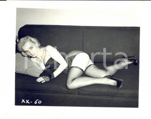Fotografia d epoca originale 1965 ca USA  EROTICA VINTAGE Woman in sexy lingerie lying on a sofa PHOTO 1