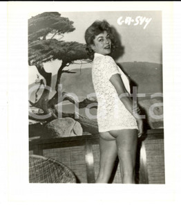 Fotografia d epoca originale 1965 ca USA  EROTICA VINTAGE Woman back in lace blouse PHOTO 1