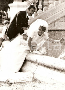 Fotografia d epoca originale 1968 CE SACRE  GRANDPERE Yves LEFEBVRE Marie DUBOIS Giochi con acqua Foto scena 1