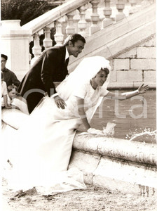 Fotografia d epoca originale 1968 CE SACRE  GRANDPERE Yves LEFEBVRE Marie DUBOIS Scena della fontana Foto 1