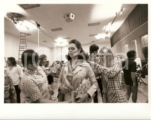 Fotografia d epoca originale 1975 SMILE Barbara FELDON prova costumi con Michael RITCHIE Fotografia dal set 1