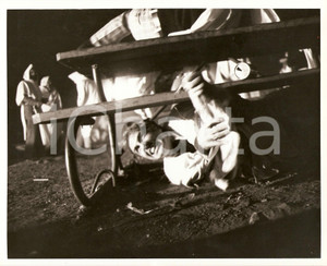 Fotografia d epoca originale 1975 SMILE Exhausted Rooster Ceremony Bruce DERN trapped Photo 1