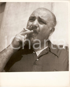 Fotografia d epoca originale 1965 ca ACTOR Akim TAMIROFF smoke a cigarette on the set Photo 1