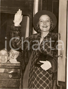 Fotografia d epoca originale 1936 LONDON Paddington Station Helen VINSON act in movie LOVE IN EXILE Photo 1