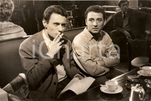 Fotografia d epoca originale 1961 LA BRIDE SUR LE COU Claude BRASSEUR Michel SUBOR leggono copione  Foto 1 1