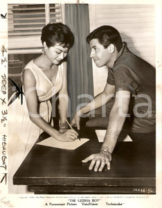 Fotografia d epoca originale 1958 THE GEISHA BOY Jerry LEWIS Nobu MCCARTHY read the script on the set Photo 1