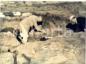 Fotografia d epoca originale 1962 SAN GIOVENALE VT Re GUSTAVO VI DI SVEZIA scopre dimore etrusche Foto 1