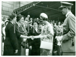 Fotografia d epoca originale 1960 ca BRUXELLES Fabiola del BELGIO con madri e vedove di guerra FOTOGRAFIA 1