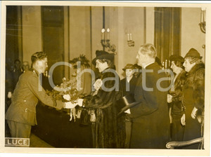 Fotografia d epoca originale 1938 ROMA Casa del Soldato Regina Elena distribuisce doni per BEFANA FASCISTA 1