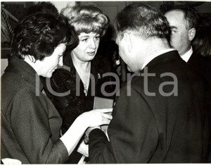 Fotografia d epoca originale 1965 ca LOS ANGELES Shelley WINTERS con Boris POKROVSKIJ regista teatrale 1
