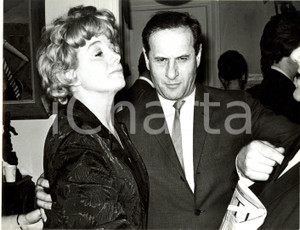 Fotografia d epoca originale 1965 ca LOS ANGELES Shelley WINTERS Eli WALLACH scherzano con fotografo Foto 1