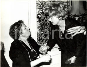 Fotografia d epoca originale 1965 ca LOS ANGELES Shelley WINTERS e la madre alla sua festa di compleanno Foto 1