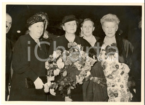 Fotografia d epoca originale 1936 PARIS GARE DU NORD Cecile BRUNSCHWIG accoglie Frances PERKINS Foto 1