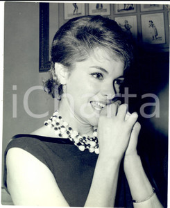 Fotografia d epoca originale 1961 PARIS Perrette PRADIER commossa riceve il premio Suzanne BIANCHETTI Foto 1