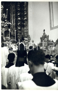 Fotografia d epoca originale 1960 ca Giovane Juan Carlos I di SPAGNA assiste a un funerale Fotografia 1